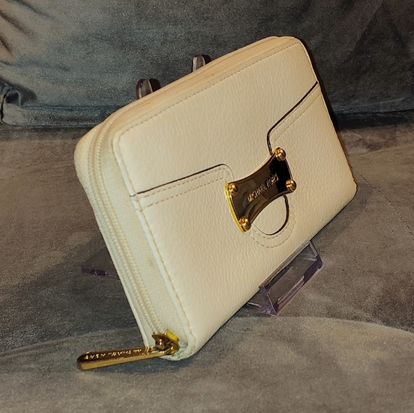 Michael Kors Saratoga Zip Around Continental Wallet - Picture 10 of 16